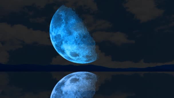 halve blauwe maan opkomen op de donkere lucht boven water oppervlak van het meer - Video