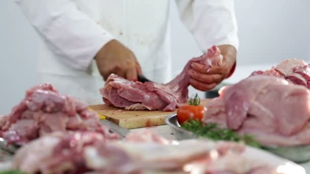 σωρούς από κρέας γαλοπούλας ενώ χασάπη που εργάζονται - Πλάνα, βίντεο