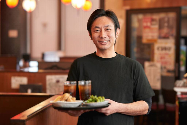 Imagem de um japonês trabalhando em um restaurante
. - Foto, Imagem