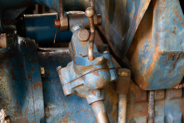 Detalle de cerca de las cadenas laterales del tractor viejas se han oxidado
 - Foto, Imagen