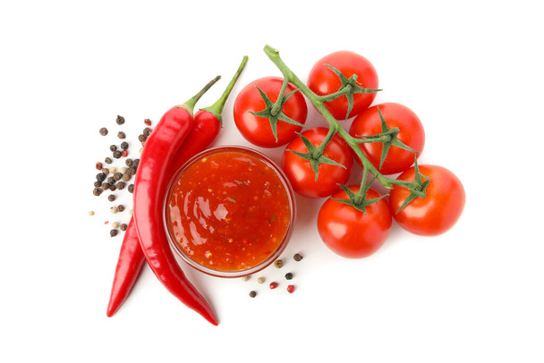 Beyaz arka planda izole edilmiş domates, biber ve sos dalı - Fotoğraf, Görsel