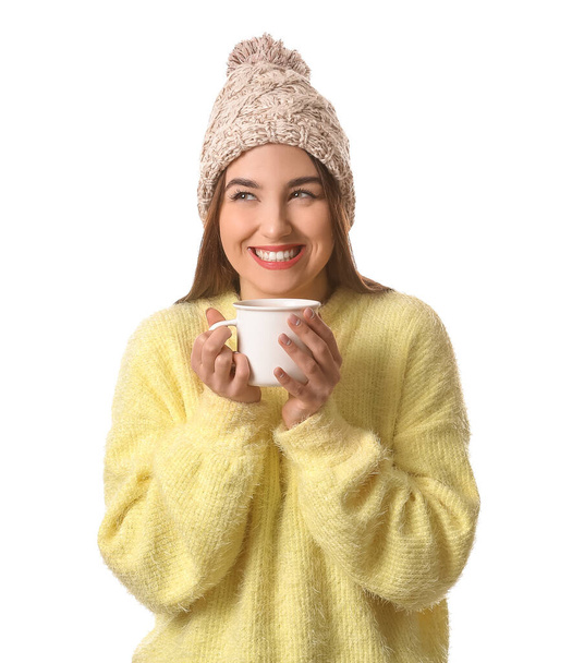 Όμορφη νεαρή γυναίκα με φλιτζάνι ζεστό κακάο σε λευκό φόντο - Φωτογραφία, εικόνα