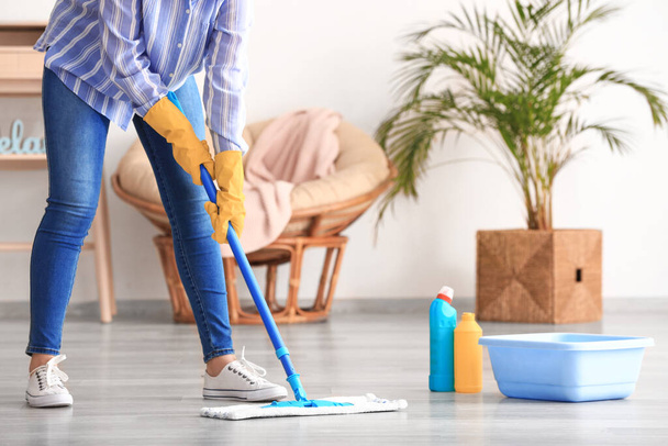 Kobieta mycie podłogi w pokoju - Zdjęcie, obraz