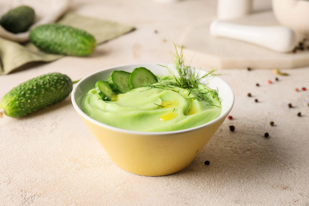Bowl with cold cucumber soup on light background - Foto, Bild