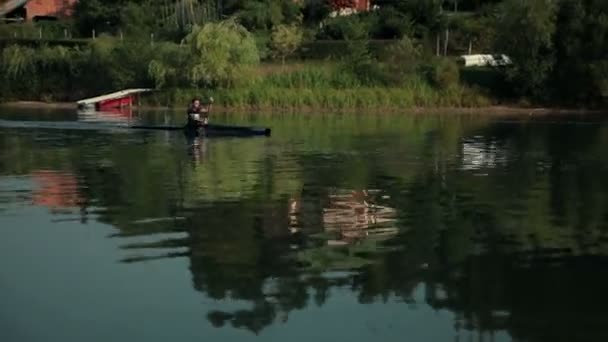 kayaker in platteland kajakken in lake - Video