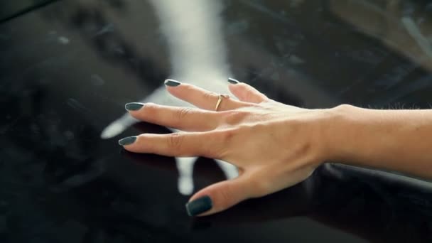 Primer plano en la mano de la mujer en la mesa de pantalla táctil con imagen de espejo
 - Imágenes, Vídeo