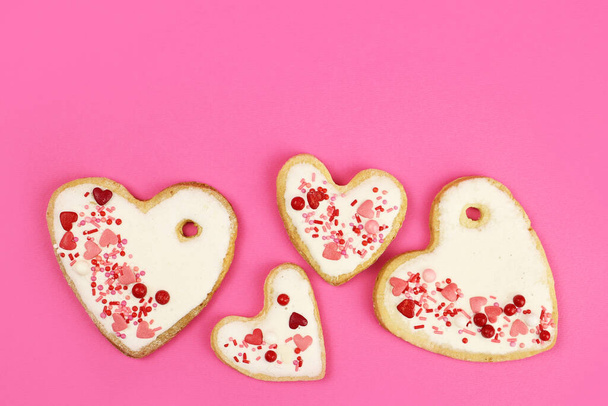 Cuori di biscotti fatti a mano su uno sfondo rosa, spazio di copia
 - Foto, immagini