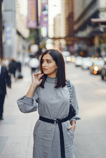beautiful brunette girl exploring the city during autumn - Foto, afbeelding