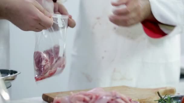 Packaging small white turkey meat - Video