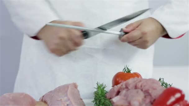 ostrzenie noża do cięcia mięso indycze - Materiał filmowy, wideo