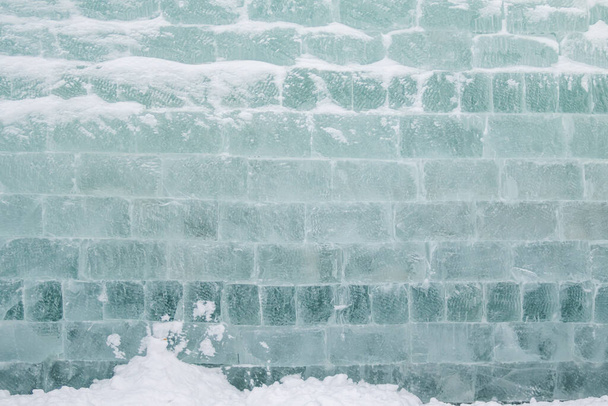 Textuur achtergrond, muur van ijs bakstenen in de sneeuw. - Foto, afbeelding