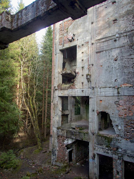 porzucone betonowe ruiny starej kopalni cyny w górach rudy w Czechach - Zdjęcie, obraz