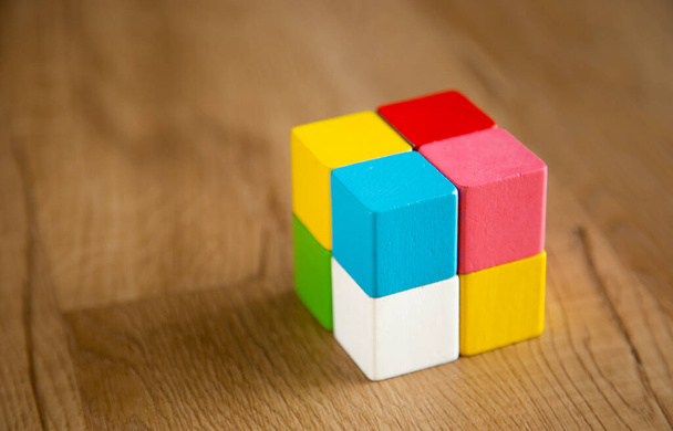 forma de bloque de madera de color de forma de cubo
 - Foto, Imagen