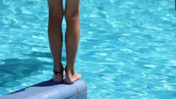 Avvicinati alle gambe del bambino mentre salti in piscina
 - Filmati, video