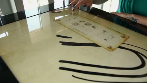 Primer plano en la mano de la mujer dibujo en la mesa de pantalla táctil
 - Imágenes, Vídeo