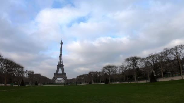 4K, Champ de Mars és az Eiffel-torony egy téli napon. Párizs, Franciaország. Zöld fák és felhős ég. Európa-Dan híres turisztikai helyei és népszerű úticéljai - Felvétel, videó