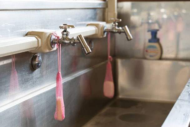 Lavadoras de manos y jabón en escuelas primarias japonesas
 - Foto, Imagen