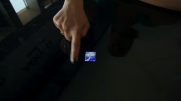 vrouw hand nummers tekening op groot touchscreen - Materiał filmowy, wideo