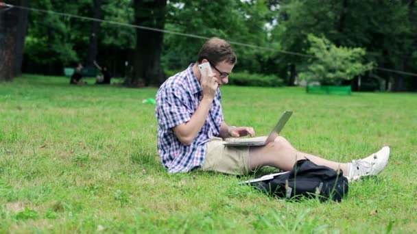 Young man using his laptop - Séquence, vidéo