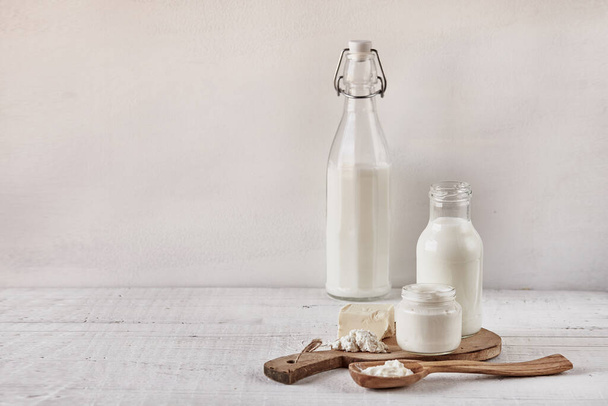 Γάλα και γαλακτοκομικά προϊόντα.Απομονωμένα στο φωτεινό τραπέζι - Φωτογραφία, εικόνα