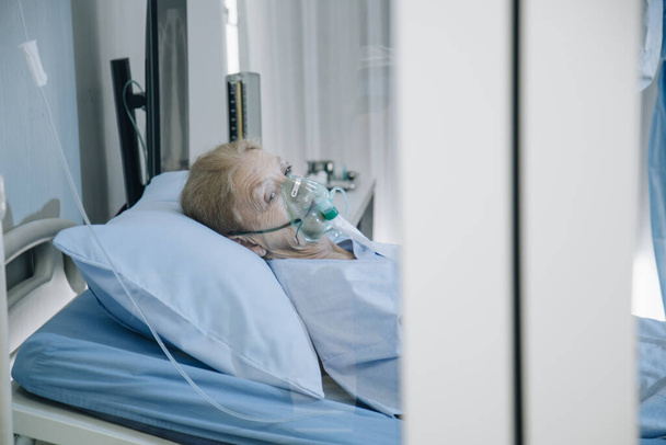 感染症の希望のない気分病院の隔離室エリアのベッドに横たわっている間に19患者.コロナウイルスによる症例は19疾患をcovid 。コロナウイルスは世界的な社会問題の概念です. - 写真・画像