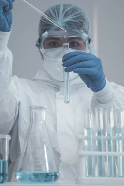 Laboratuvarda, Covid19 Coronavirus tipi test tüpleri olan bir bilim adamı aşıyı keşfetmek için. - Fotoğraf, Görsel