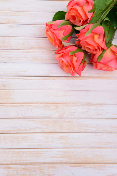 Buquê de belas flores artificiais, no fundo de madeira
 - Foto, Imagem
