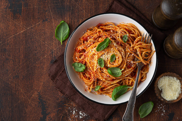 spaghetti pasta with tomato sauce  in white bowl, wooden background, copy space, top view - Foto, Bild