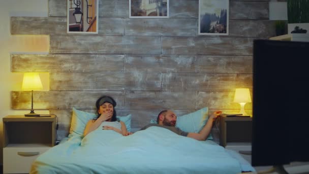 彼らのベッドルームで疲れたカップルは眠りにつく - 映像、動画