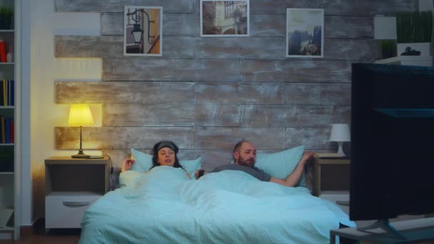 Młoda para pod pościelą w sypialni - Materiał filmowy, wideo