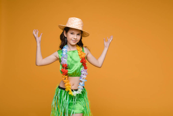Mooi meisje in Hawaïaans kostuum en hoed. - Foto, afbeelding