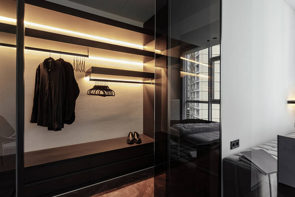 garderobe in een modern interieur, garderobe, bank en verlichting. - Foto, afbeelding