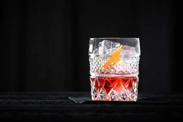 Cocktail im Vintage-Stil auf schwarzem Hintergrund - Foto, Bild
