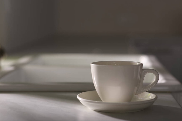 Una taza de delicioso café en la mesa, espacio para el texto. Buenos días.
 - Foto, Imagen