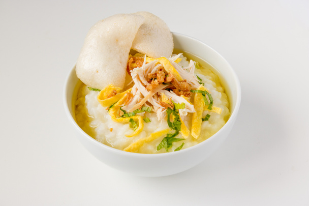 Bubur ayam, avena de arroz indonesia con pollo rallado
 - Foto, imagen