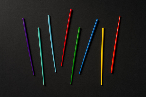 renkli yemek çubukları ile siyah arkaplan - Fotoğraf, Görsel