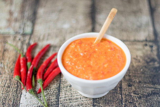 Zelfgemaakte verse sambal tomat (pittige chili en tomaat sambal) - Foto, afbeelding