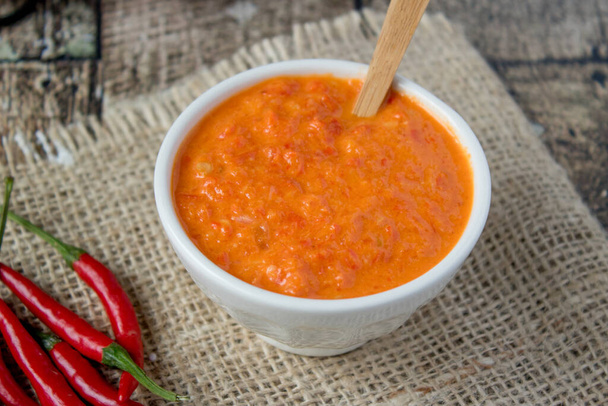 Kotitekoinen tuore sambaltomaatti (mausteinen chili ja tomaatti sambal
) - Valokuva, kuva