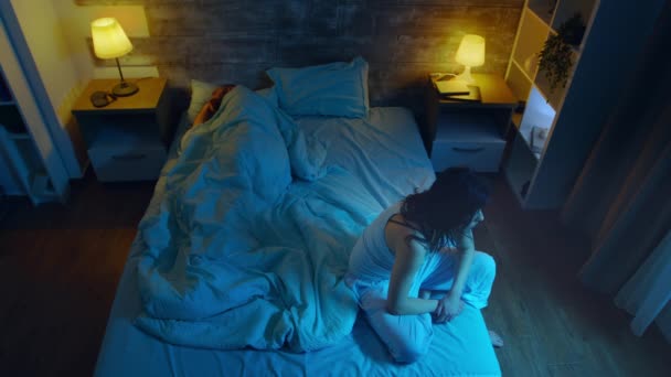 不眠症に苦しむ若い女性のトップビュー - 映像、動画