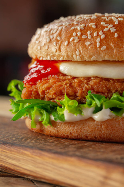 hamburger avec poulet croustillant de style kentucky
 - Photo, image