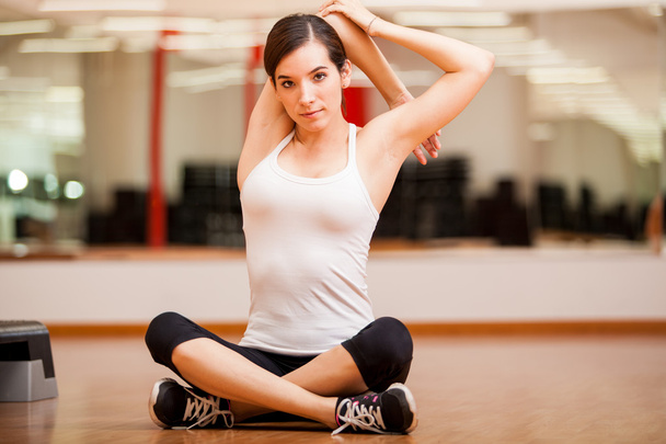 Девушка занимается гимнастикой в спортзале
 - Фото, изображение