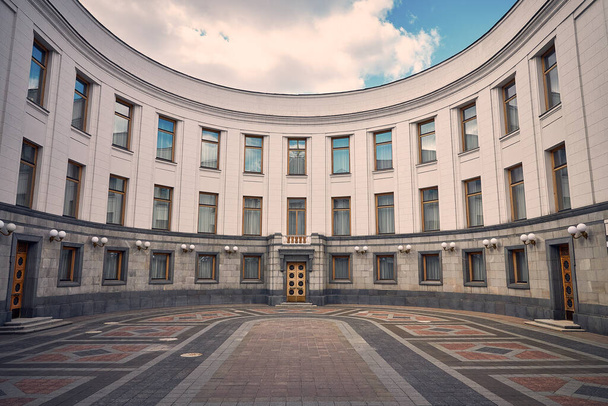 ウクライナ議会議事堂の中庭。ヴェルコフナ・ラーダ. - 写真・画像