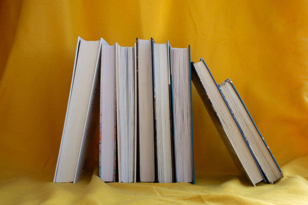 Stapel alter Bücher mit Lesezeichen - Foto, Bild