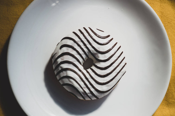 солодкий глазурований пончик з шоколадом
   - Фото, зображення