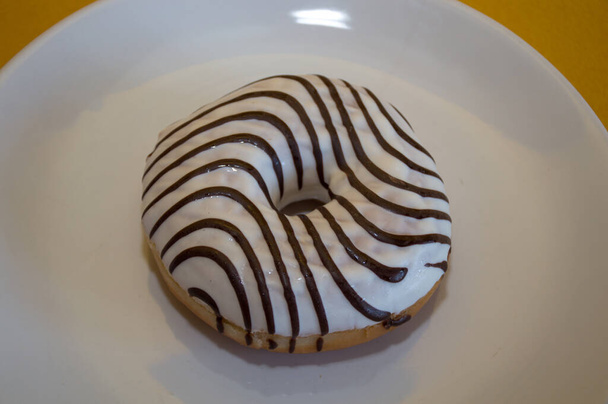 Donut glacé sucré au chocolat
   - Photo, image
