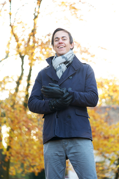 Ritratto di un uomo sorridente in piedi all'aperto in una giornata fredda
 - Foto, immagini