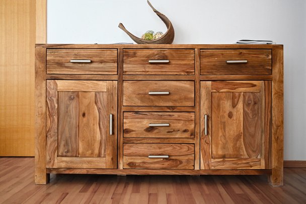 Mobília de madeira maciça velha
 - Foto, Imagem