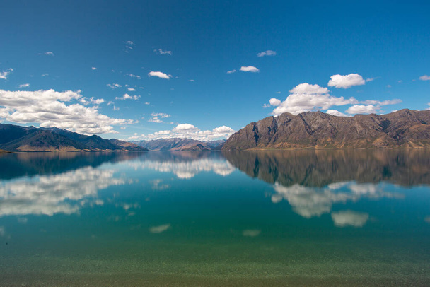 Reflectie van het meer Hawea in Zuid-eiland, Nieuw-Zeeland - Foto, afbeelding