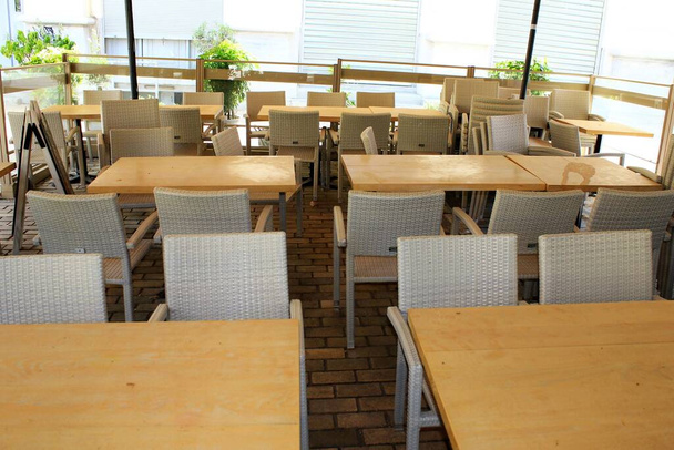 Αθήνα, Ελλάδα, 7 Απριλίου 2020 - Κενό καφέ-εστιατόριο κατά τη διάρκεια του αποκλεισμού του Coronavirus. - Φωτογραφία, εικόνα