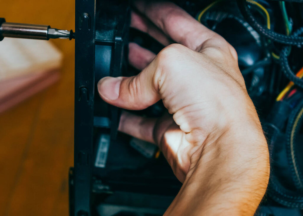 Senior tecnologia maschile lavora in hardware Facily.guy riparazione sta assemblando un computer
. - Foto, immagini